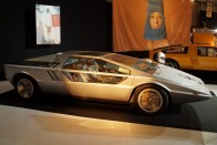 Maserati Boomerang. '971-ben még koncepcióként, '72-ben már működő prototípusként mutatták be Giugiaro egyszerű, de hatásos sportautóját. Ez az egy van belőle, kiállítási tárgyként járja a világot évtizedek óta