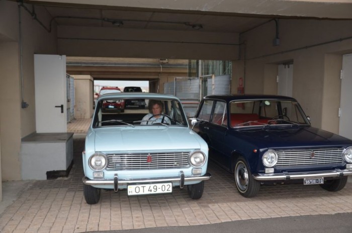 James May a Top Gear műsorvezetője vezette az autót a felvételek alatt. 