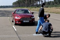 Az új Mondeo vigyáz a gyalogosokra is. Az autó elé lépő óvatlanokat fékezéssel védi meg a balesettől. A Ford szakemberei épp a próbát készítik elő