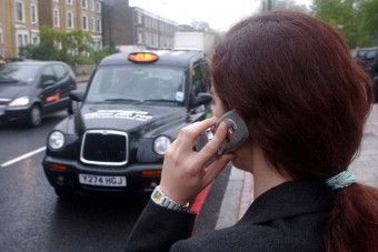 Évi 200 ezer mobil marad a londoni taxikban