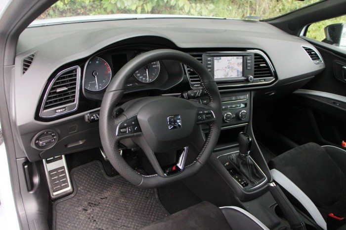 SEAT Leon Cupra a BMW M3 ellen 9 | Vezess Korrekt, minőségi műszerfal, extrém sportosságnak itt nyoma sincs