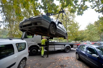 Eltakarítják a roncsautókat a pesti utcákról