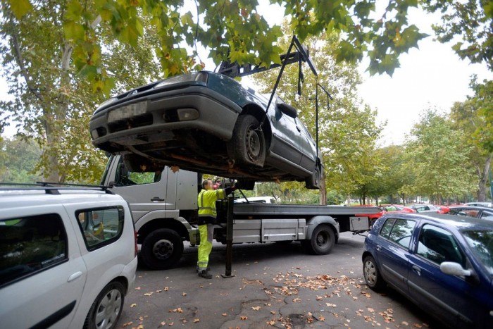 Eltakarítják a roncsautókat a pesti utcákról 3