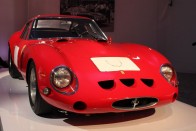 1. Ferrari 250 GTO, 1962, 38 115 000 dollár (9,26 milliárd Ft). Olasz hegyi versenyeken remekelt ez a GTO (Gran Turismo Omologato), amely 49 évig volt egy család tulajdonában. Majdnem 50 éve egy mezőgazdaságban és ásványvíz-palackozásban érdekelt ifjú vette az autót, amely folyamatosan indult versenyeken.

A 250 GTO jó ideje mitikus autó, de ez az ár szokatlan. A Bonhamsnél árverezett Ferrari érte el az aukciókon autóért valaha kifizetett legnagyobb összeget. A korábbi csúcstartó Juan Manuel Fangio és Karl Kling nagydíjgyőztes W196-os Mercedes-Benz Ezüst nyila 29,5 millió dolláros árral. Persze nem zárhatjuk ki, hogy klubokban, magánemberek között vagy oldtimer-kereskedőknél köttetett üzletekben ennél magasabb áron cserélt gazdát egy-egy muzeális autó.