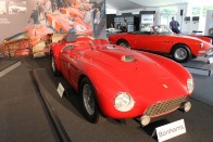 3. Ferrari 375 MM, 1954, 18 315 800 dollár (4,45 milliárd Ft). Kezd nyomasztóvá válni a Ferrarik túlsúlya, de a Bonhams rendezvényén is egy maranellói csoda ért el kiemelkedő leütési árat. A korabeli Ferrarikban kétféle V12-es motor volt. A kisebbik hengerűrtartalmú a Colombo-V12, amelyet Gioacchino Colombo tervezett. Ebben az Aurelio Lampredi által konstruált motor található, amelynek hengerűrtartalma 3,3 literről indult és 4,9 literig bővült az évek során