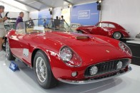 4. Ferrari 250 GT California Spyder SWB, 1961, 15 180 000 dollár (3,7 milliárd Ft). Ez a rövid tengelytávú (short wheelbase) változat az 1957-től gyártott autóból. 12 hengeres motorja változattól függően 240 lóerős is lehet, ami 50 éve lélegzetelállító volt