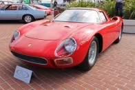 5. Ferrari 250 LM, 1964, 11 550 000 dollár (2,8 milliárd Ft). 32 példányból a 19-ikkként gyártotta a Ferrari ezt a műkincset, 320 lóerős motorral. A V12-esen hat duplatorkú Weber-karburátor trónol. A 250 LM típust (Le Mans) a GTO utódaként eredetileg GT-kategóriájú versenyautónak szánták, de mivel a Ferrari nem gyártott belőle 100 darabot, csak sport-prototípuskánt indulhatott a 24 órás versenyen. Így is nyert, 1965-ös diadalával ez az utolsó Ferrari, amely összetettben nyerni tudott Le Mansban. Ez a példány azonban a maroknyi utcai verzió egyike, méregdrága restaurálás után