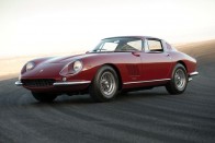 6. Ferrari 275 GTB/4,	1967, 10 175 000 dollár (2,5 milliárd Ft) Ft. 300 készült a 275 GTB/4-ből, tehát nem tartozik az igazán ritka Ferrarik közé, mégis közel 2,5 milliárdot hozott tulajának. Az autó előző gazdája az ismert filmszínész és autóversenyző, a Bullit, a Thomas Crown-ügy vagy a Le Mans című filmekkel halhatatlanná vált Steve McQueen. A Chianti-vörös szín egyedi, mert a sztárnak nem tetszett a gyári aranymetál. McQueen 3,3 literes Ferrarija keréken mérve 300 lóerős, 5,5 mp alatt gyorsult százra és 260-at ment. Az akkori gumikkal ehhez elég nagy bátorság kellett