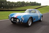 8. Ferrari 250 GT Tour de France, 1956, 7 900 000 dollár (1,92 milliárd Ft). Tízmillió forinttal magasabb összegen koppant a kalapács Londonban egy másik aukción. A 250 GT karosszériája is a Scaglietti műhelyben készült, összesen 9 darab született belőle. A három Weber-karburátorral 225 lóerős a 12 hengeres motor. A sportkupé az 1956-os Tour de France-on aratott győzelem nyomán kapta a nevét