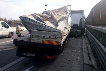 Durva baleset miatt áll az M0-s