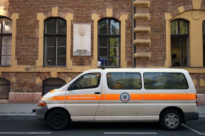 Kresz Géza emléktábla az antik Toyota mentőautó mögött