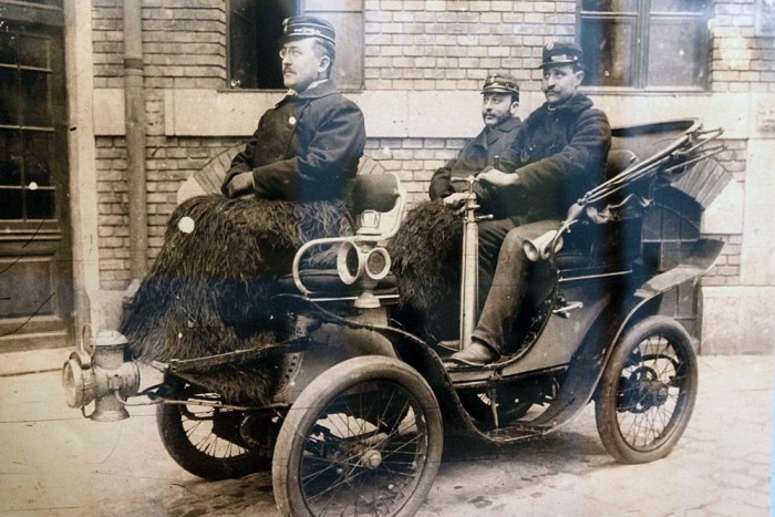 Ez már elektromos, de elöl a masiniszta helyett itt a doki ül