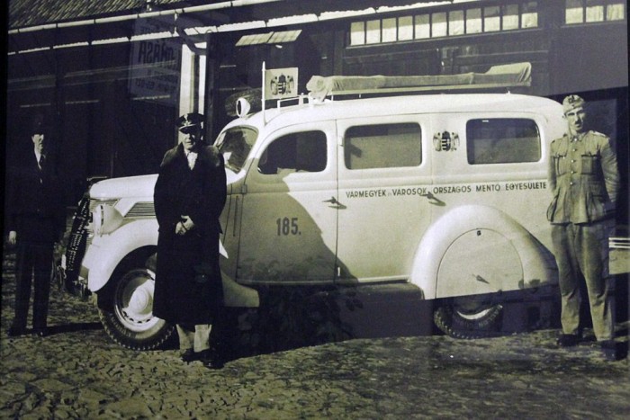 Az első fehér mentőautók így néztek ki