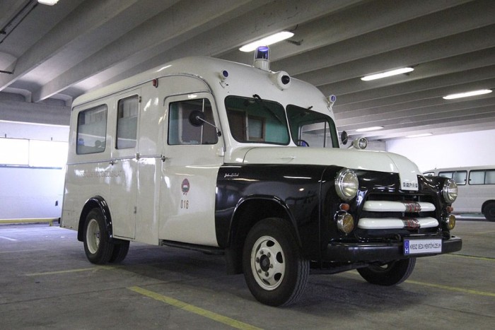 Gyönyörű darab a régi Dodge és aránylag könnyen is indul. Csak egy darabig akkorákat durran, hogy leesik a vakolat a falról