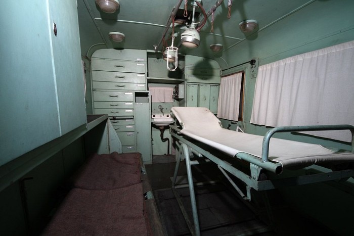 Akár egy pincekórház, olyan a Dodge belseje