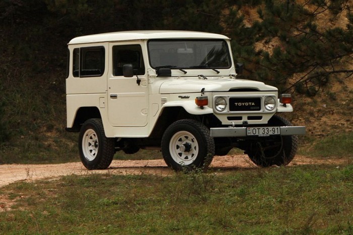 Víztől párától óvni kell, mert hajlamos a rozsdásodásra