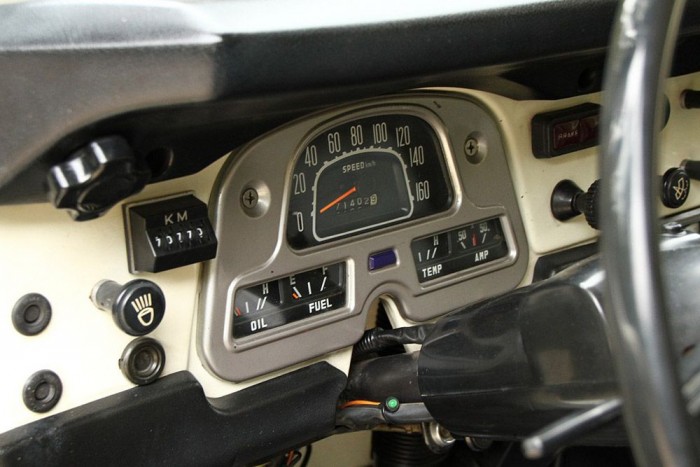 Mai szemmel kissé nehezen áttekinthető a műszerfal