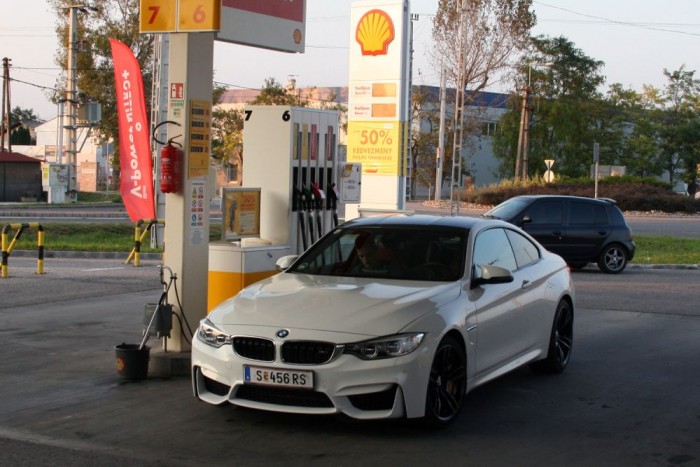 A Mindenvivő 13 9 és 22 l/100 km közötti fogyasztást produkált az M4 tesztünkön. Előbbi a furcsább, de a reális átlag megáll 11 literből városon kívül