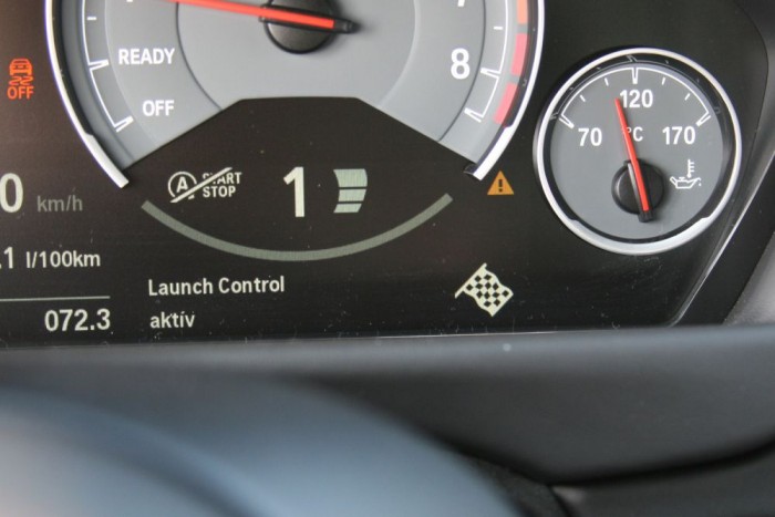 A Mindenvivő 8 Csak teljesen kikapcsolt DSC-vel működik a rajtautomatika. Nincs semmilyen kipörgésgátlás, aki nem egyenesen lő ki, annak becsóvál az autó fara