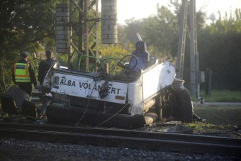 Kettészakította a buszt a vonat Nagylóknál