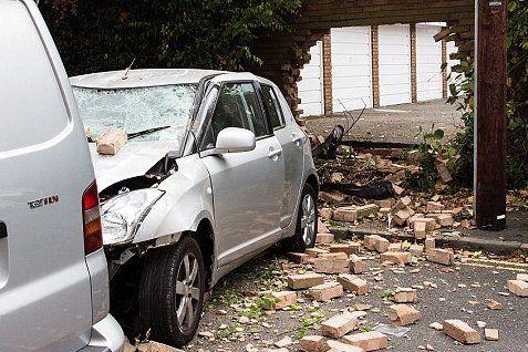 Téglafalon hajtott át a nyugdíjas Suzukis 4