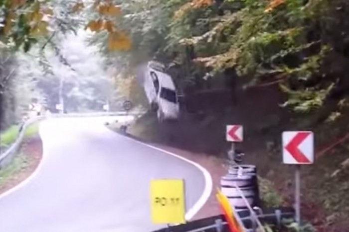 Hatalmas bukás a raliversenyen