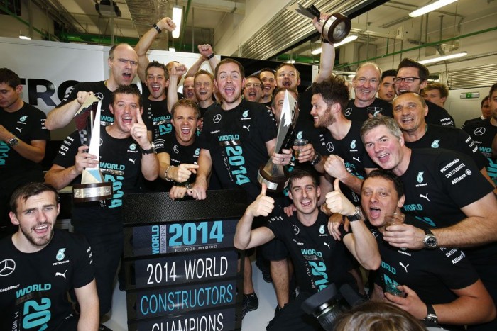 F1: A Mercedes takarítója is négymilliót kap 6 | Vezess F1: A Mercedes takarítója is négymilliót kap 6