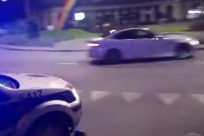 Szórakozik a rendőrökkel a BMW-s