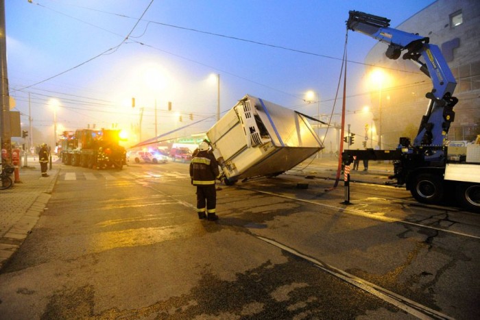 A nap képe – felborult egy hússzállító Budapesten 5