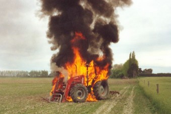 Gázömlés miatt kigyulladt egy traktor Komlón