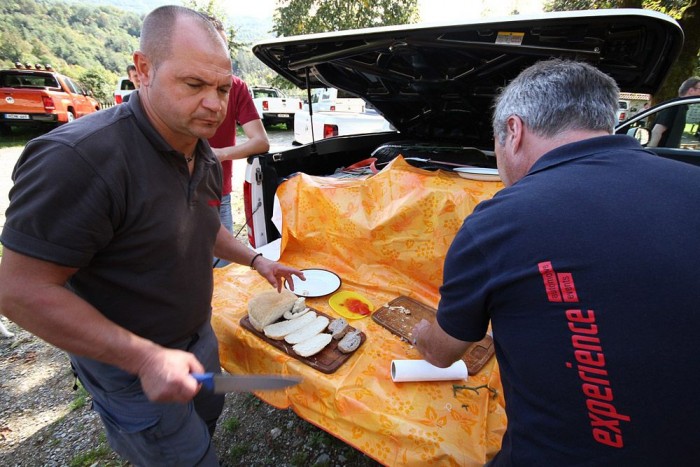 Ez pedig a mi ebédünk. Illetve amit meghagyott belőle a kajához hamarabb érő első csoport 