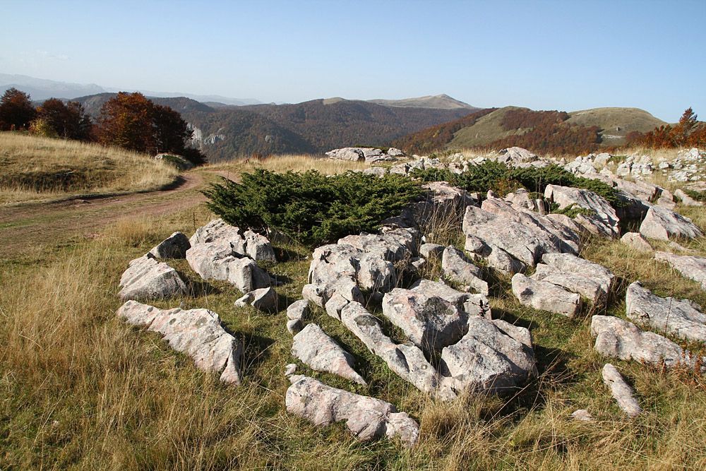 Sziklakibúvás a füves hegytetőn