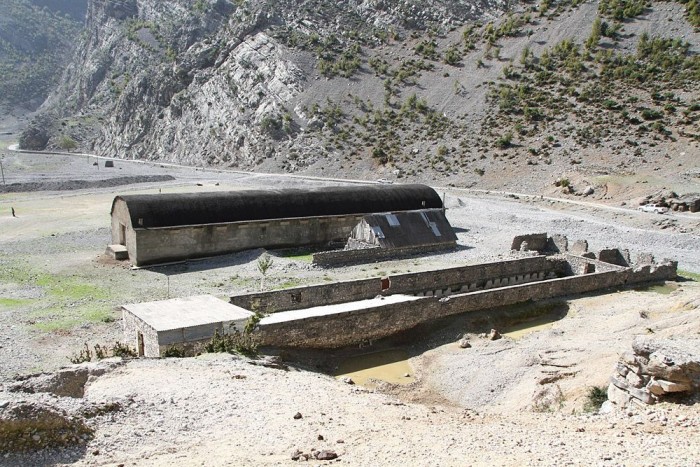 Ördög tudja mire való épület. A környéket elnézve legfeljebb követ tarthatnak benne
