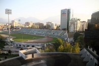 Reggel a szívemhez kaptam, mert egy stadion nézett velem farkasszemet. Sötétedés után foglaltuk egy a szobát, akkor ez még nem látszott