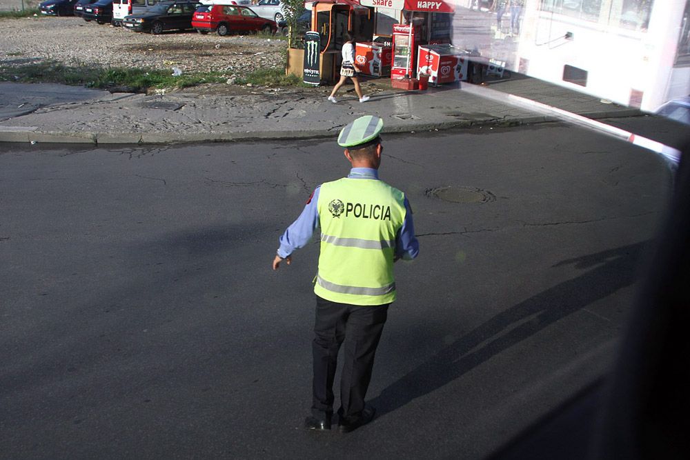 A rendőr nem sokat javít a közlekedésen, csak sípol veszettül és a palacsintasütőjével hadonászik