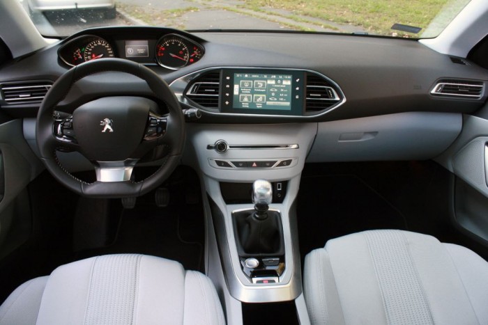 Minőségérzetben a kompakt kategória egyik legjobbja a 308. A kis kormánykerék sokat dob a 308 vezethetőségén