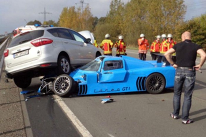 Autópályán tört össze a ritka sportautó 3