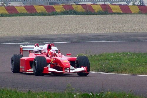 75675_624677_1000x700.jpg | Vezess | Vezess A Ferrari tesztpályáján Fioránóban élvezhették a szerencsések, milyen egy F1-es gép versenytempója