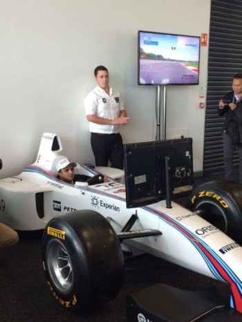 F1: Coulthard szőke bajszot kapott, de vajon miért? 10 | Vezess Felipe Massa épp a szimulátor megdöntendő köridejét futja