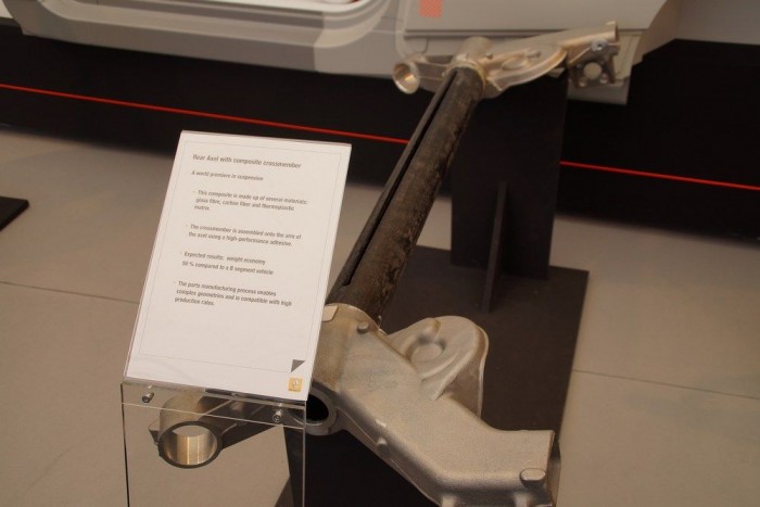 Műanyag torziós rúd a hátsó lengőkarok között