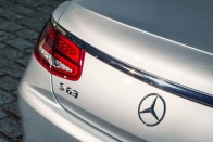 2. Mercedes-Benz, 8310 milliárd Ft. Bár nyereségben, árbevételben és eladási darabszámban is jobban áll a BMW, 34,3 milliárd dolláros márkaértékével a háromágú csillagos konkurencia megelőzi a nagyobbik bajor prémiummárkát. (A kisebbik az ingolstadti Audi, csak ők a bajor vonalat nemigen hangsúlyozzák)