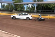 Motoros és BMW-s harca a salakpályán 24