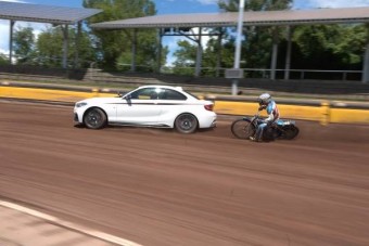 Motoros és BMW-s harca a salakpályán