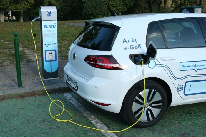 Furcsa mondat, de igaz: az ingyenes közlekedésnek magas ára van, az e-Golf 11,3 millió forinttól elérhető. Átlagos futásteljesítmény mellett 6-8 év alatt térül meg az üzemanyagon az olcsóbb TDI-vel szembeni ártöblet

