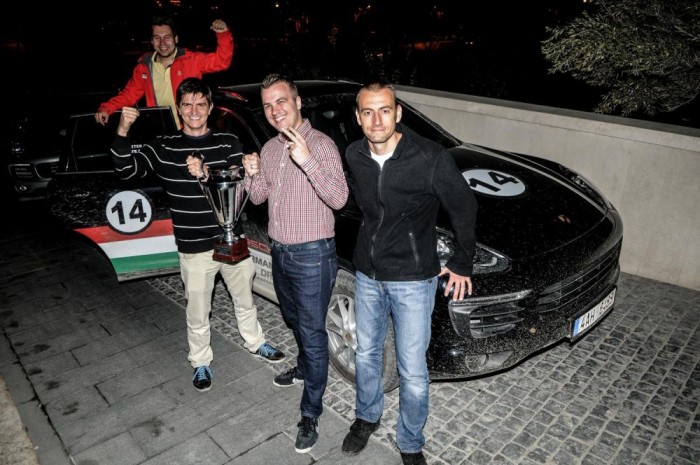 Luxusautóval Azerbajdzsánba 38 | Vezess Egy fáradt, de boldog, győztes magyar csapat. Balról-jobbra: Szabó Péter, Kovács Miklós, Árvay Péter, Pásztor Máté.
Mire Bakuba értünk 11 órányi vezetés volt a hátunk mögött, egy gyomorremegtető Grúz-Azerbajdzsáni határátkeléssel.