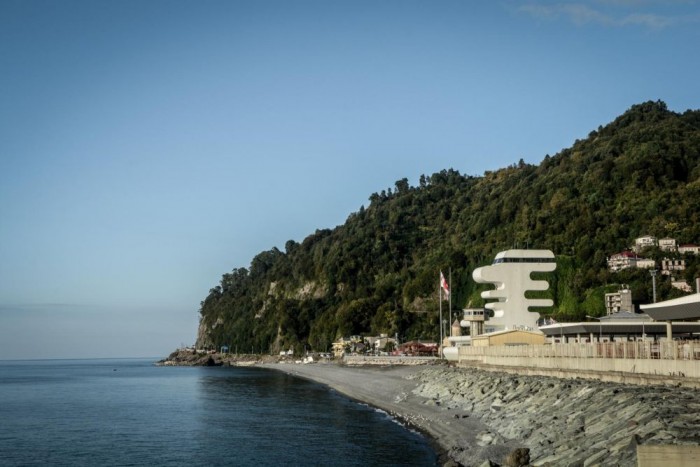 Luxusautóval Azerbajdzsánba 14 | Vezess A török-grúz határ a Fekete-tenger partjánál. Forgalmas átjáró, ahol hangos szóval, és heves kézmozdulatokkal irányítják helyi segítők az autósokat. Egyenruhájuk, rangjuk, besorolásuk nincs, de ki-be jártak a határőrbódékból, diktálták a rendszámot, mint hivatalos ügyintézők. Így megy ez.