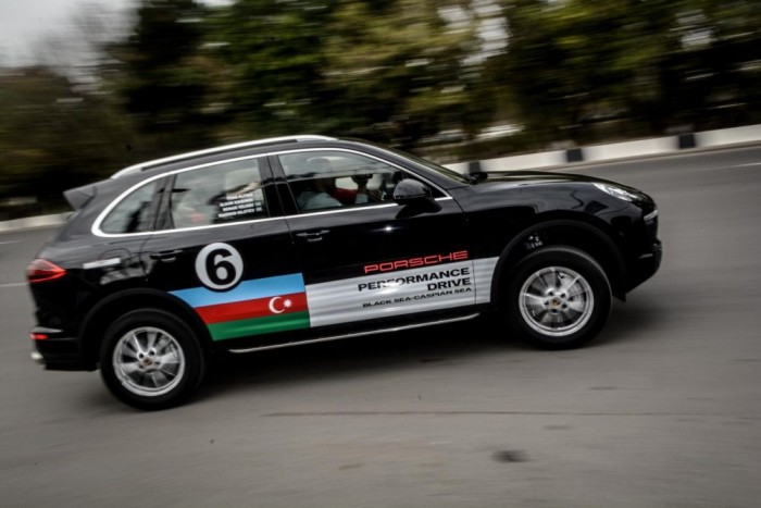 Luxusautóval Azerbajdzsánba 16 | Vezess Bár 14 csapat vett részt a megmérettetésen, sokan már az első nap feladták, és inkább élvezték az utazást, keményen bejáratva a Cayenne S új V6-os motorját, és kiélvezve a biturbós blokk minden erőtartalékát.