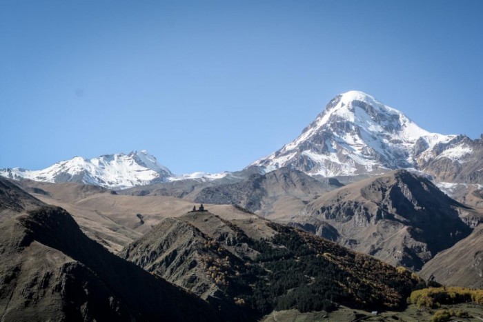 Luxusautóval Azerbajdzsánba 17 | Vezess Kazbegi mint elnevezés még a szovjet idők emléke, ma a település neve Sztepancminda. Igaz a Kazbeg a képen látható 5047 méteres csúcs neve is, tehát nem véletlen, hogy a Kazbegi név is él a köztudatban.
