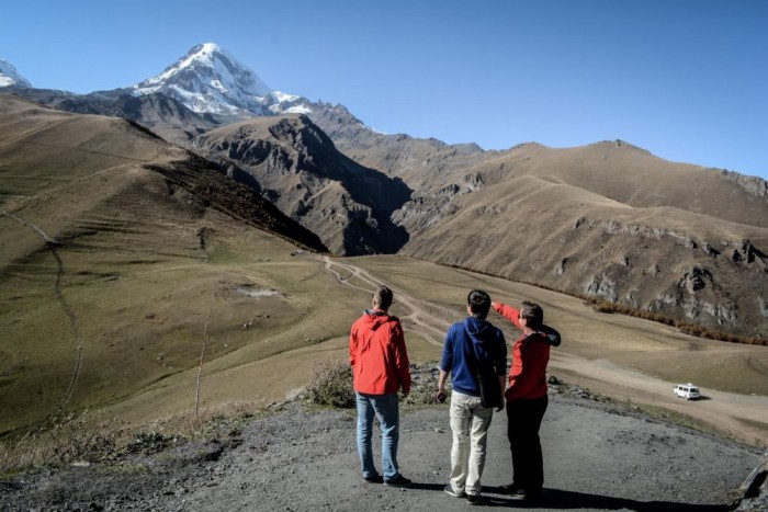 Luxusautóval Azerbajdzsánba 20 | Vezess Ha arra megyünk, azzal spórolunk két decit átlagban. Sosem lankadtunk, de azért itt fenn a templomnál már mi sem a fogyasztáson agyaltunk, csak próbáltuk befogadni a látványt.