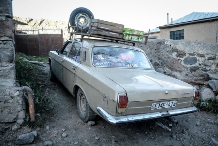 Luxusautóval Azerbajdzsánba 21 | Vezess Grúziában az autópark jelentős részét a szovjet korszak típusai adják, a tömegközlekedést javarészt 20-30 éves Ford Transitokkal intézik, a tehetősek pedig V8-as Toyota Landcruiserrel járnak.